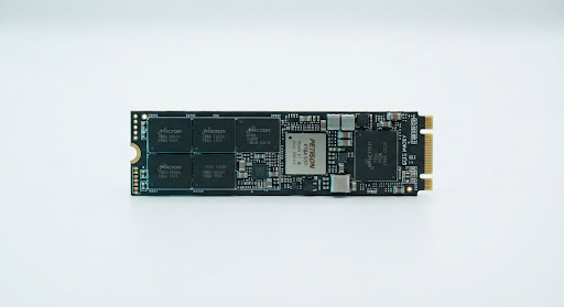 无散热片的 NVMe SSD 主控与闪存颗粒
